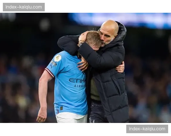 瞬间：德布劳内精准直塞助攻哈兰德破门，两人拥抱庆祝锁定胜局