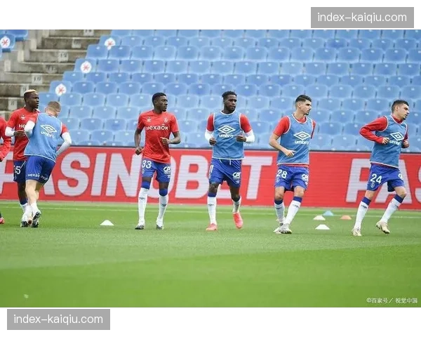 兰斯对阵特鲁瓦，主队球迷在第10分钟集体鼓掌致敬逝去的前队长